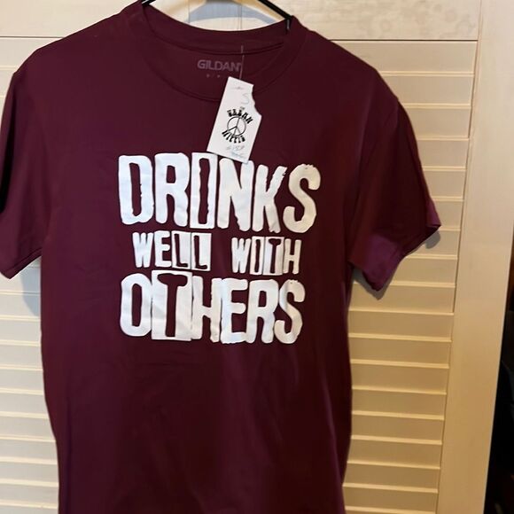 The urban hippie “drinks well with others” graphic, short sleeve, shirt, size S - Picture 1 of 4